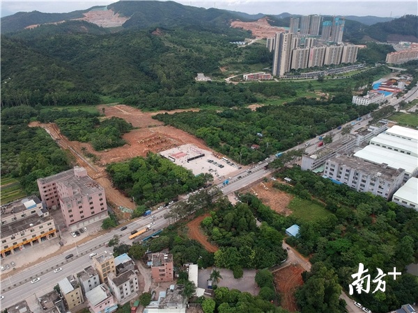 深莞惠红色干线与省道S358交汇于惠阳区秋长街道维布村。 深莞惠红色干线与省道S358交汇于惠阳区秋长街道维布村。