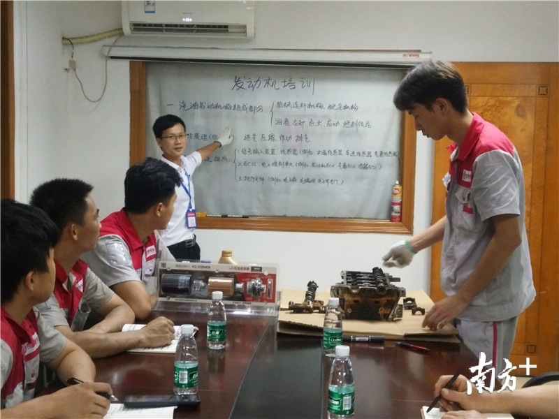 为学徒们讲解汽修理论知识