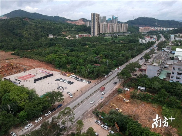 深莞惠红色干线与省道S358交汇于惠阳区秋长街道维布村。 深莞惠红色干线与省道S358交汇于惠阳区秋长街道维布村。