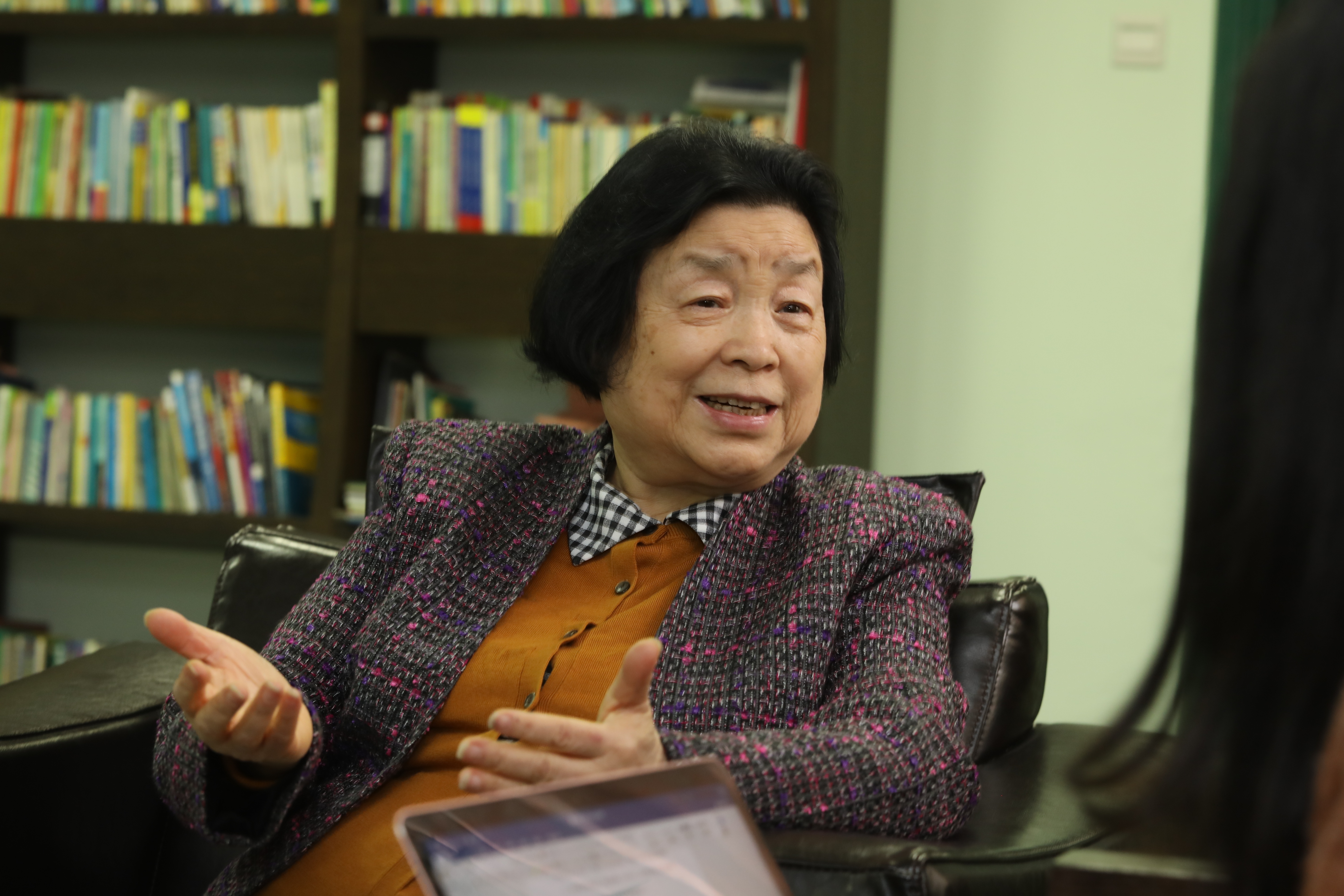 我的特区故事|她与小平同志的握手照被制成邮票_南方plus_南方 