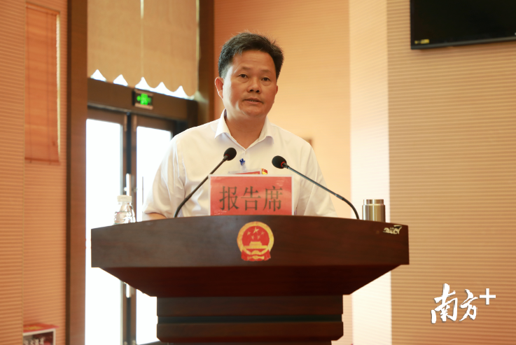 陈景泰代表坡头区人民政府作政府工作报告。 陈景泰代表坡头区人民政府作政府工作报告。