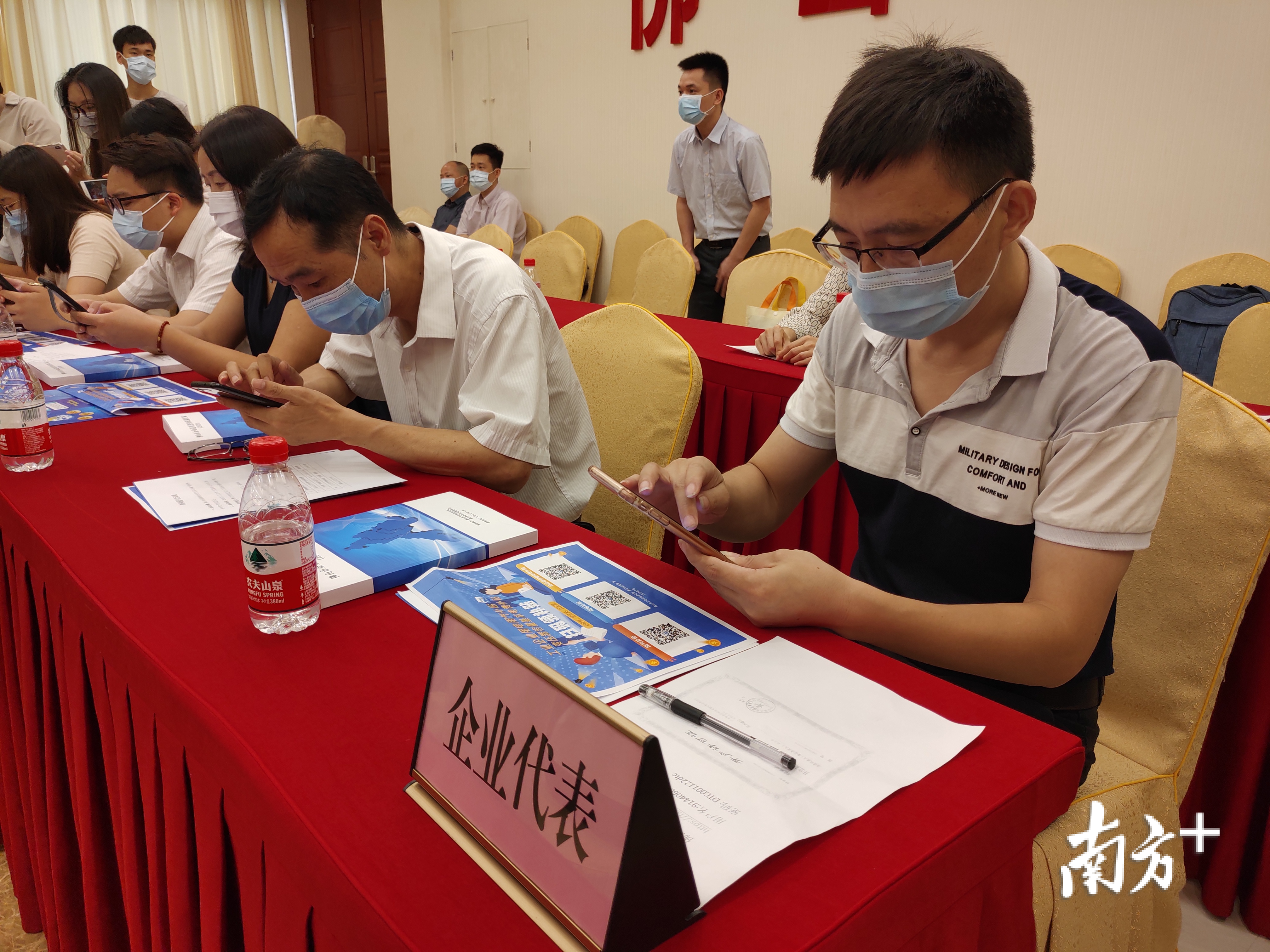 5月21日，佛山市举行企业用电用气补贴“零材料、秒申报”新闻通气会，企业代表现场用手机扫码体验“秒报”服务。王谦 摄