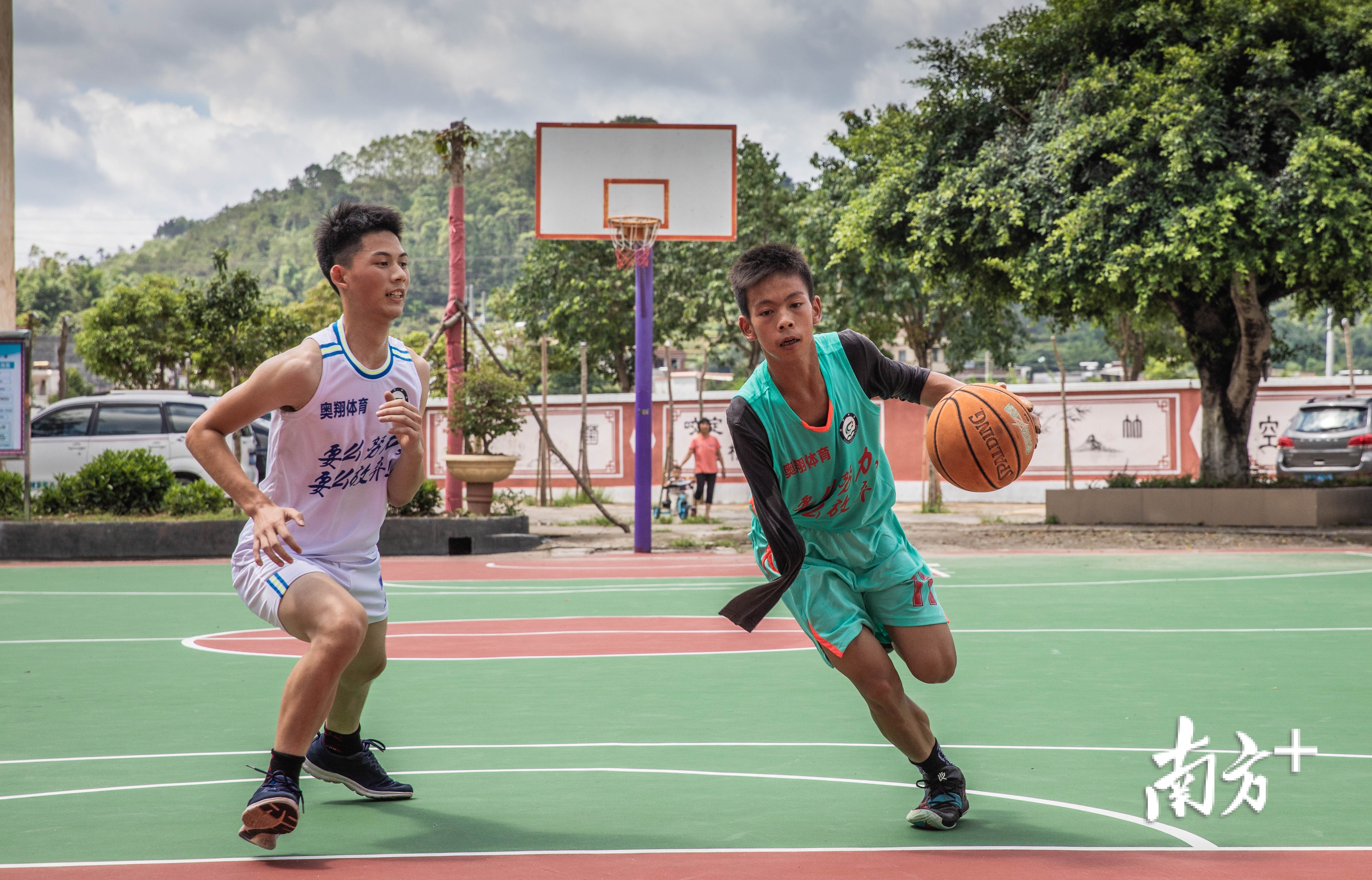 4日，在与一场高年级同学的比赛中，张家城正通过拿手的运球技术准备突破。