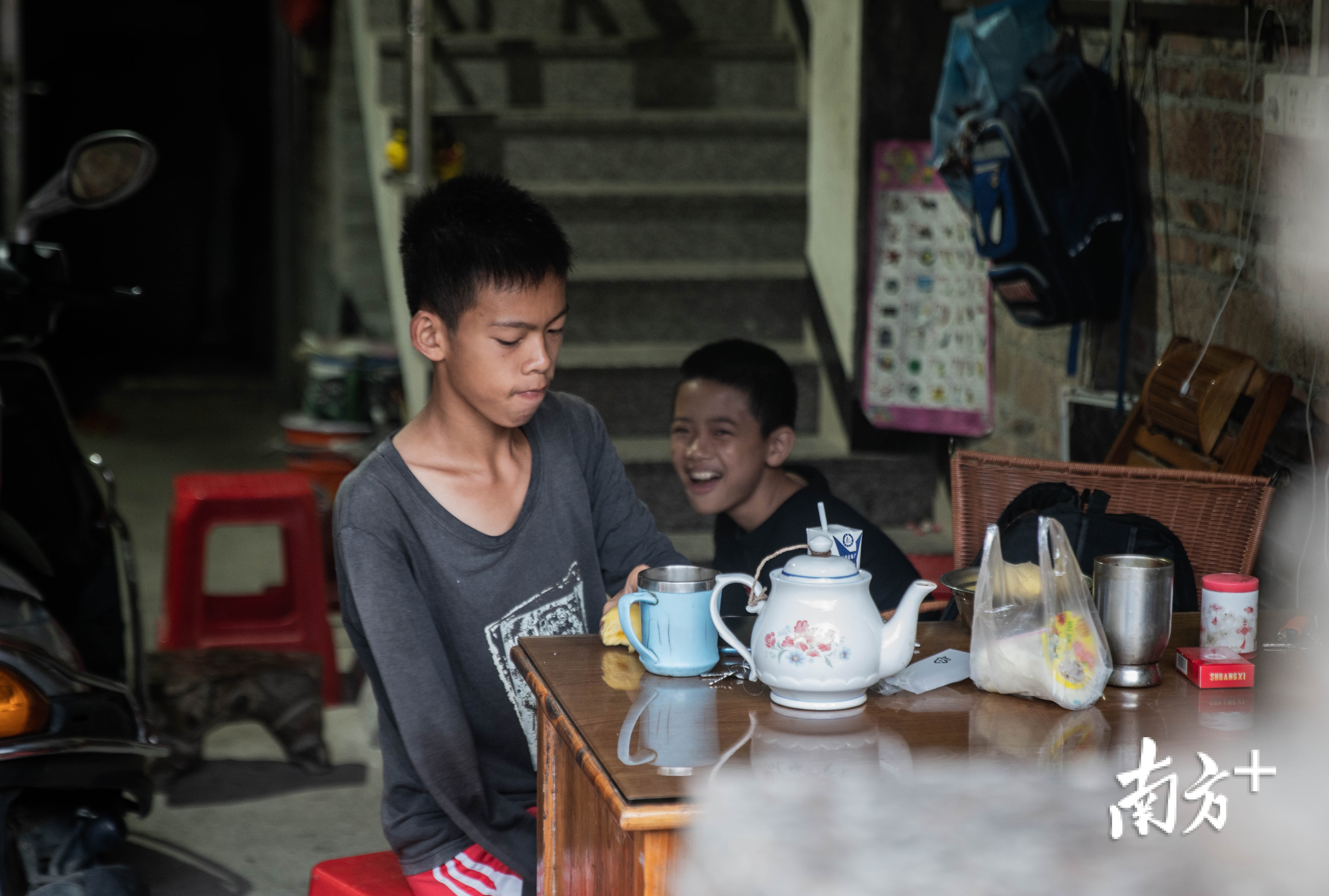 清晨，朋友都会来到张家城家中与他一同吃早餐。