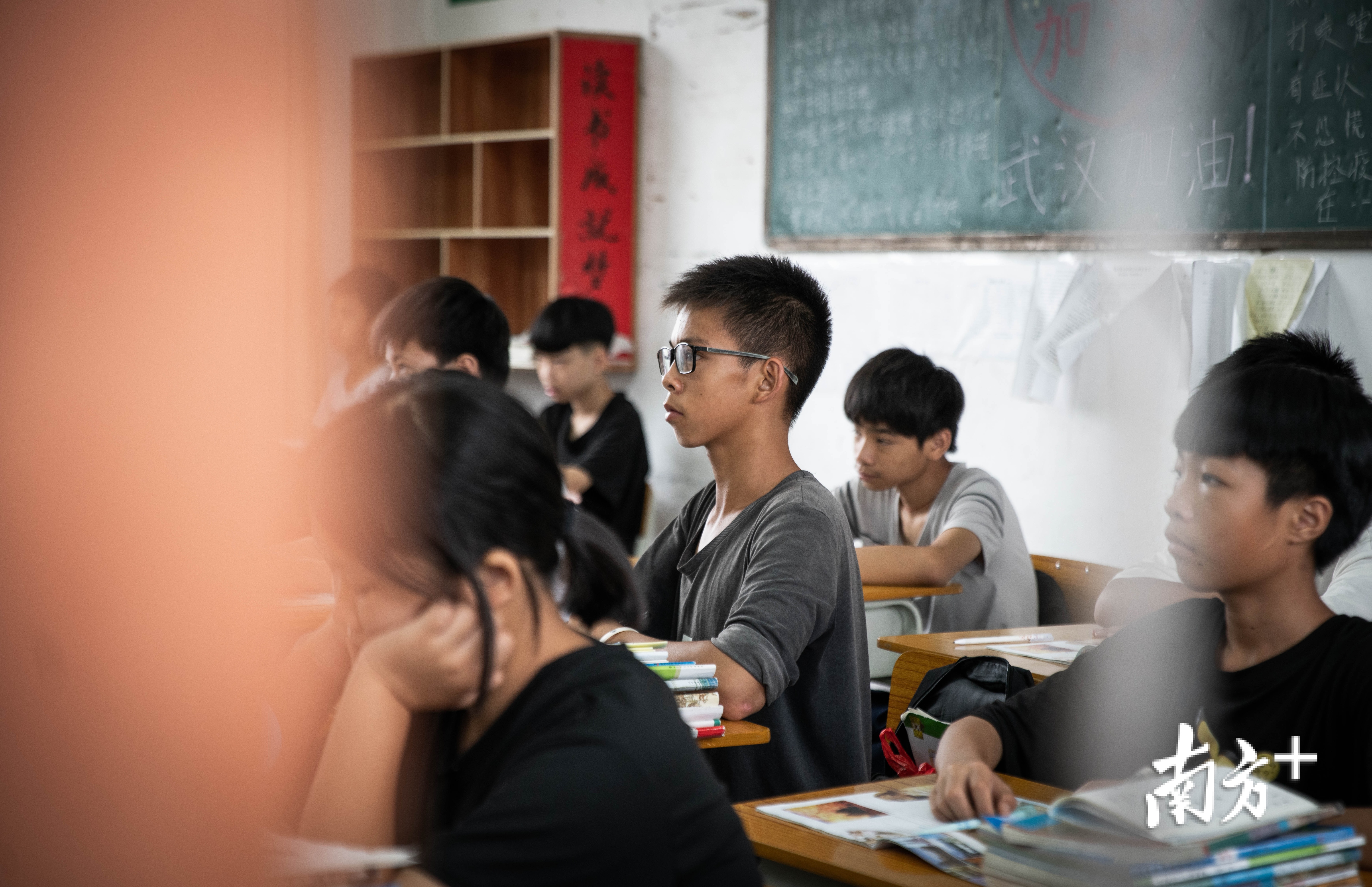 不仅球场上冲劲十足，作为班长的张家城在课堂上也能保证全神贯注。