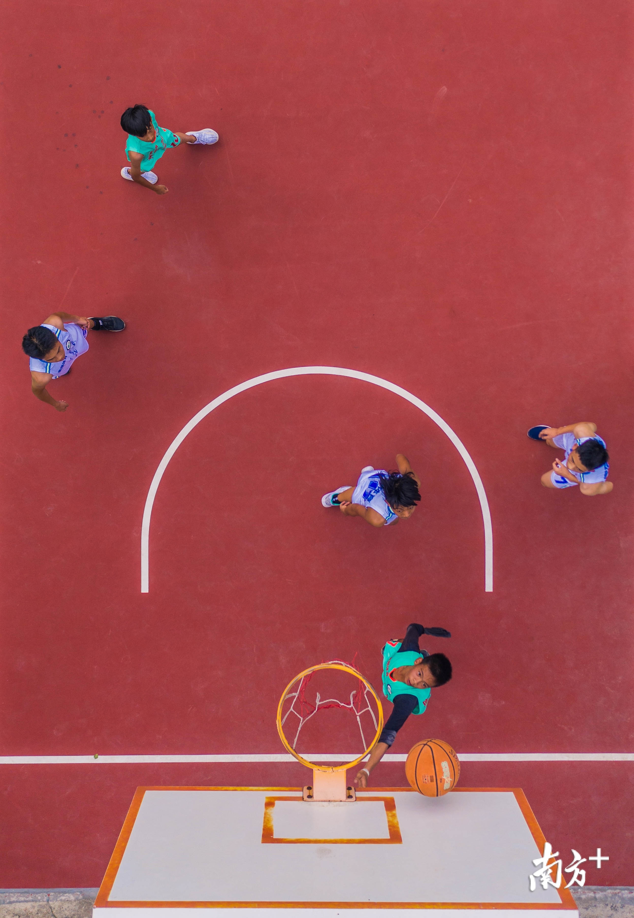 4日，在与一场高年级同学的比赛中，张家城突破防守后上篮。