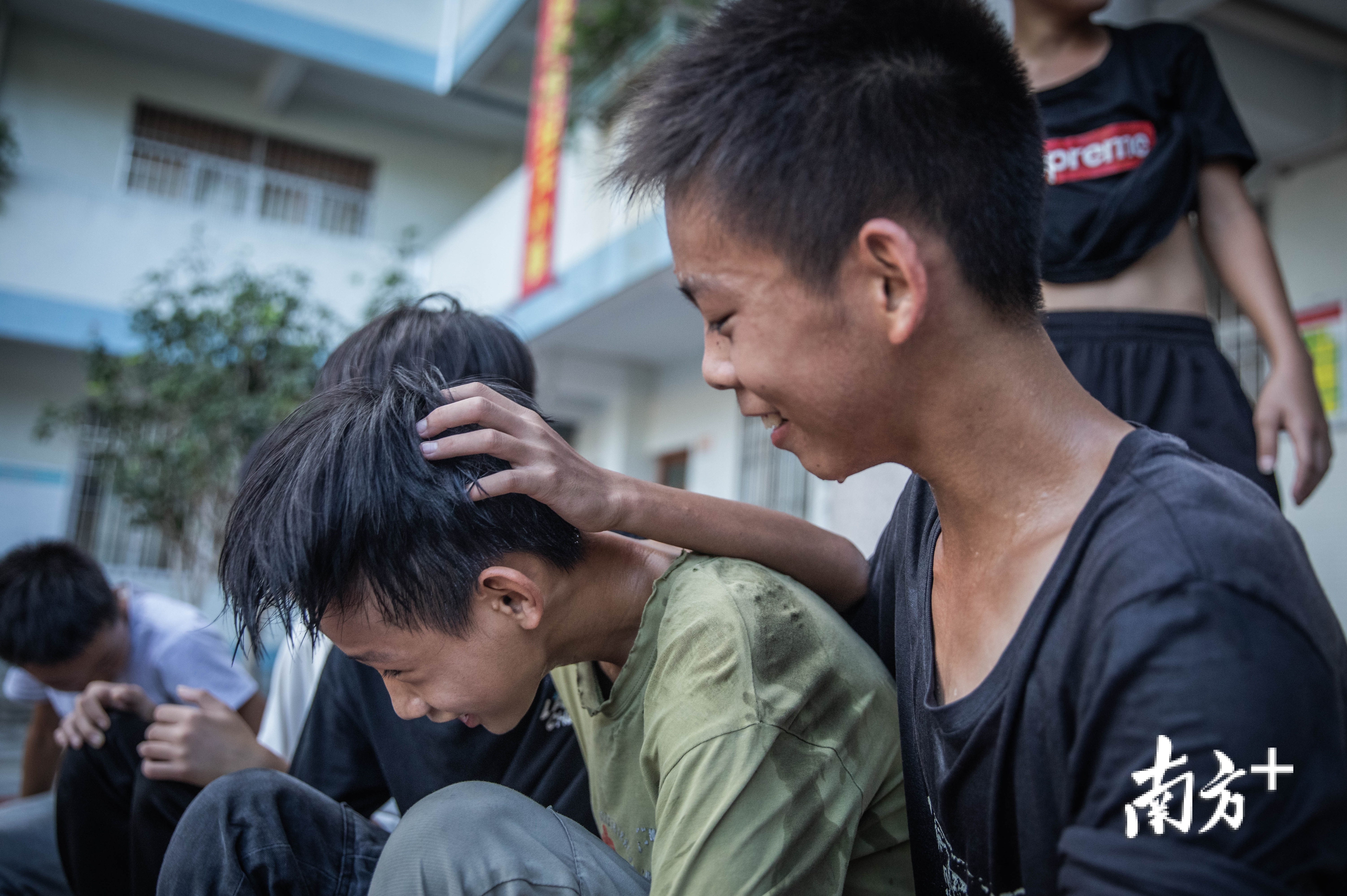 晨训后的休息时间，张家城与伙伴们开起了玩笑。