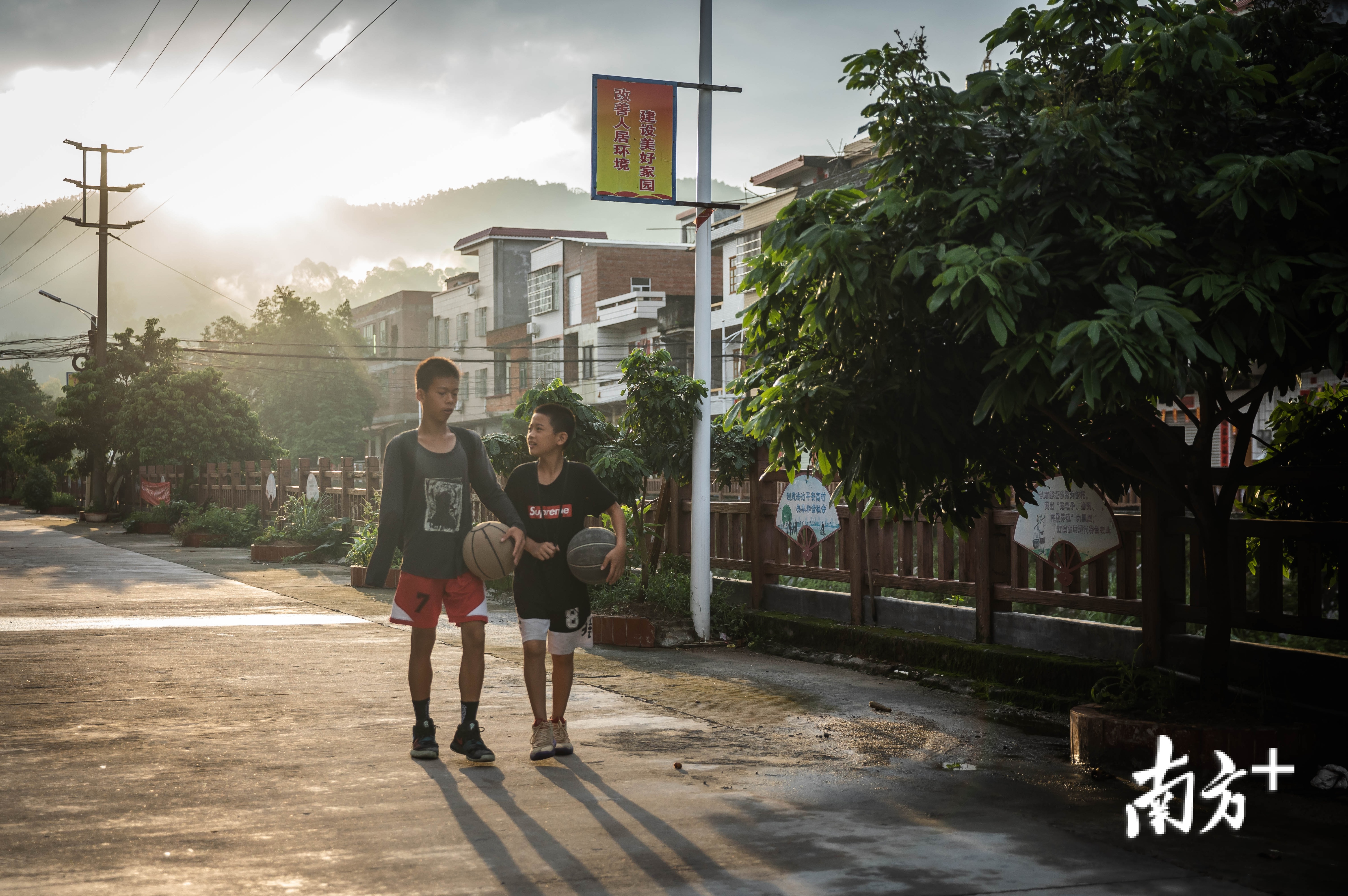 4日清晨，张家城与同样喜爱篮球的朋友一起上学。