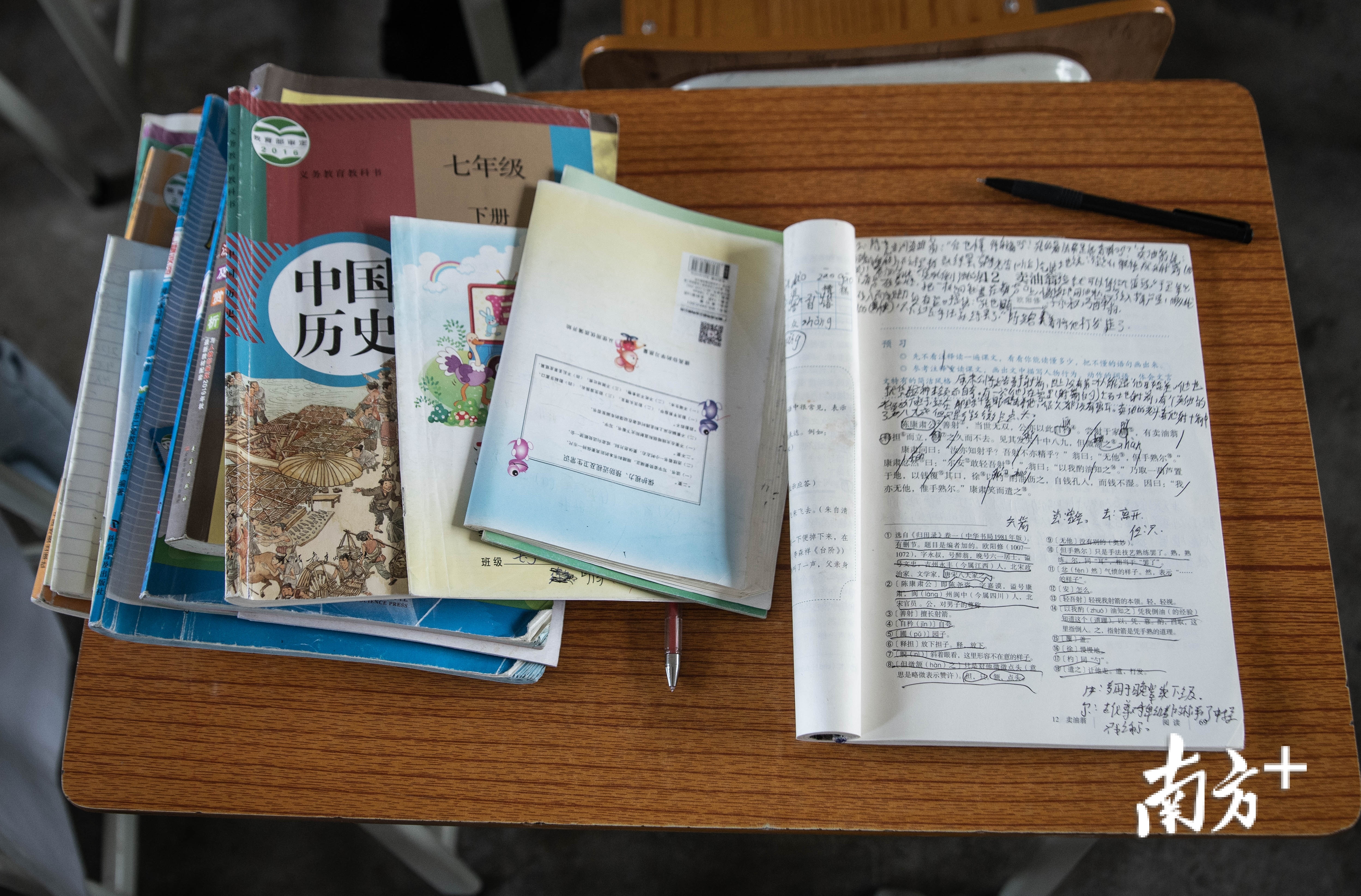 张家城的课本上写满了笔记。篮球不仅是家城强项，他的学习成绩在班上也名列前茅。