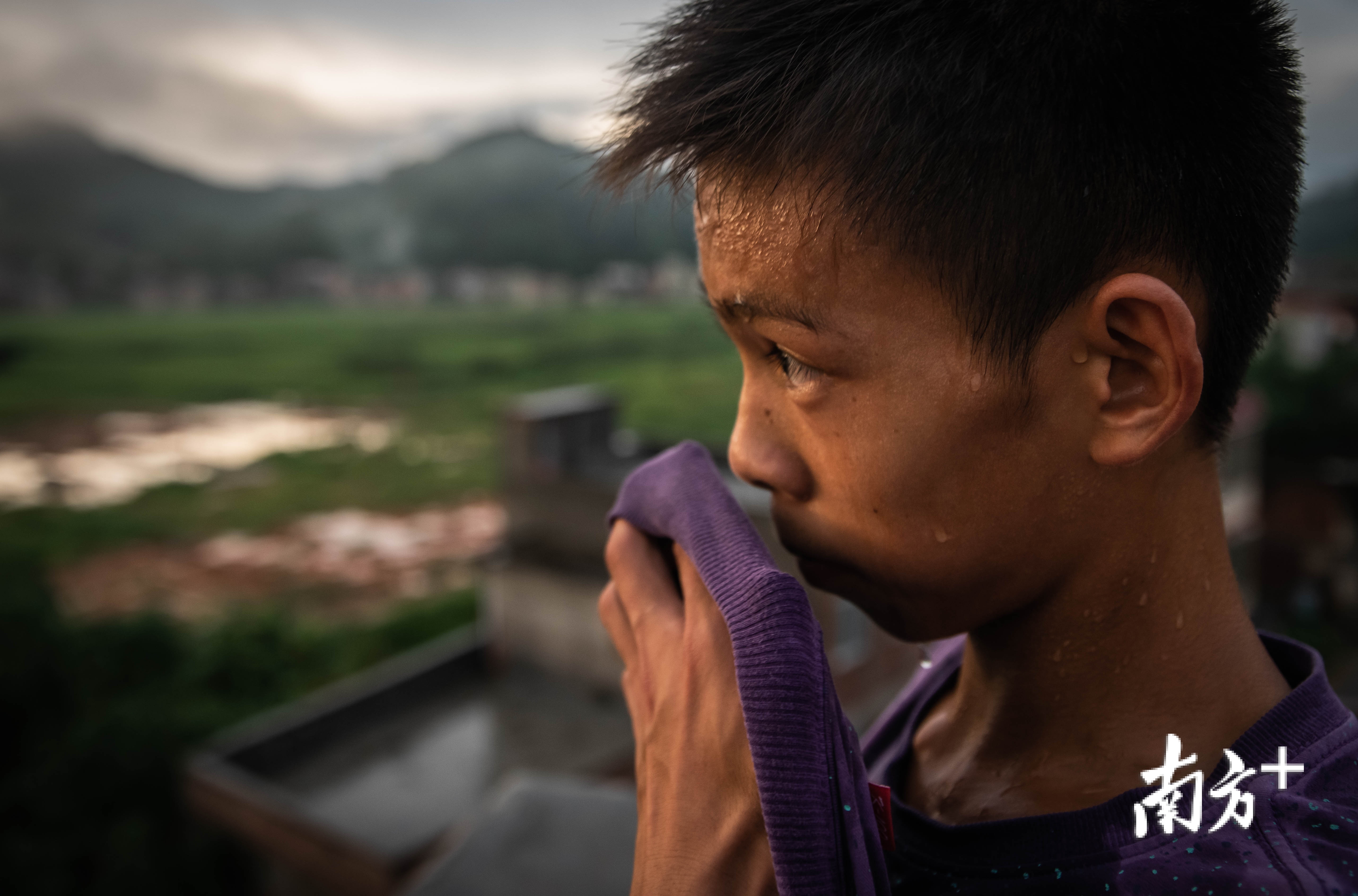 3日，练完球后，满头大汗的张家城在天台上休息。