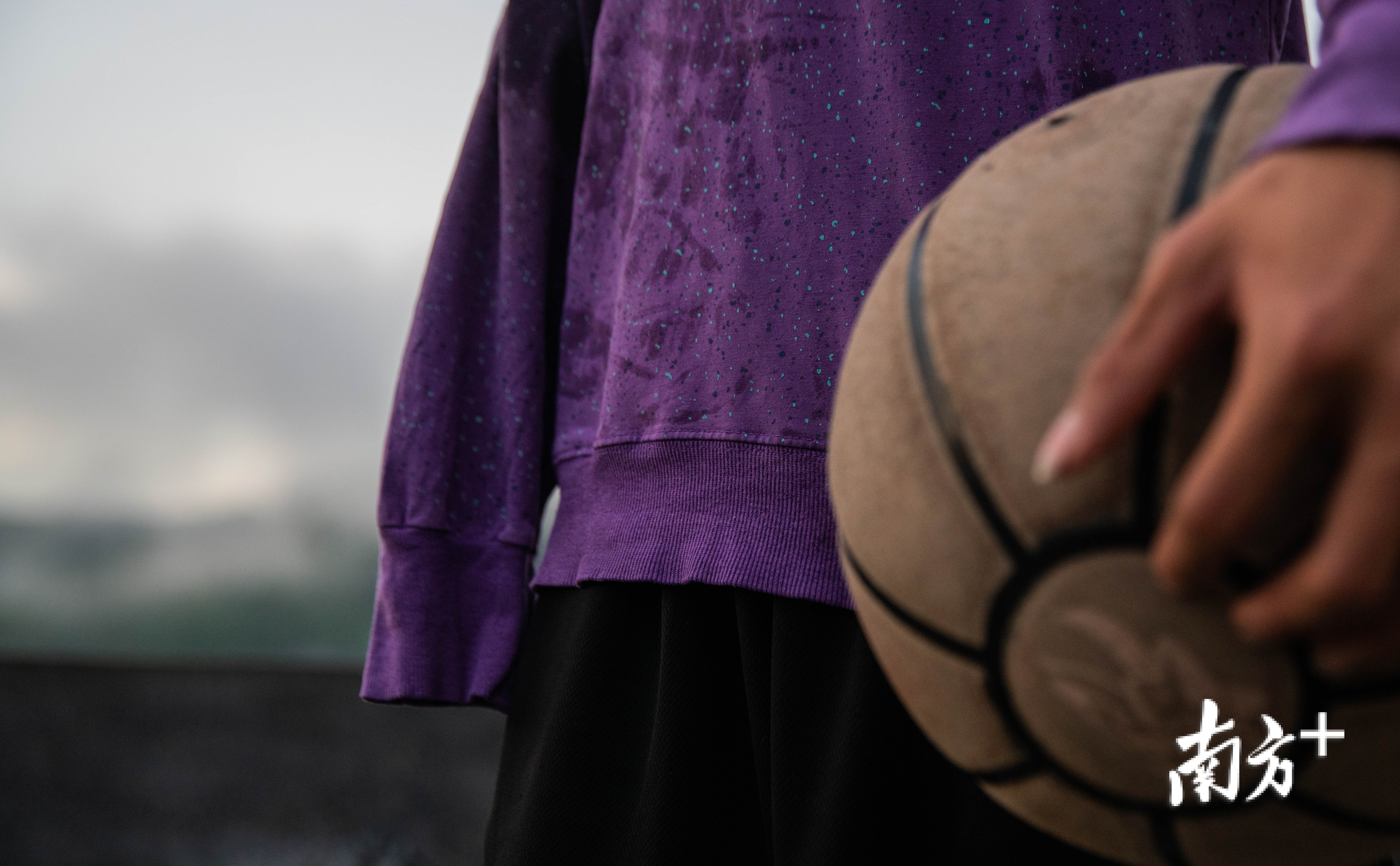 因为右臂缺失，无论寒暑，张家城都会穿着长袖运动、生活。