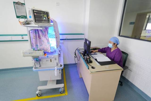 光疗眼罩怎么做新生儿治黄疸不再经历母婴分离——我院新生儿科启用日间光疗室_新闻资讯_第3张_活检穿刺产品网 光疗眼罩怎么做新生儿治黄疸不再经历母婴分离——我院新生儿科启用日间光疗室_https://www.jmylbn.com_新闻资讯_第3张