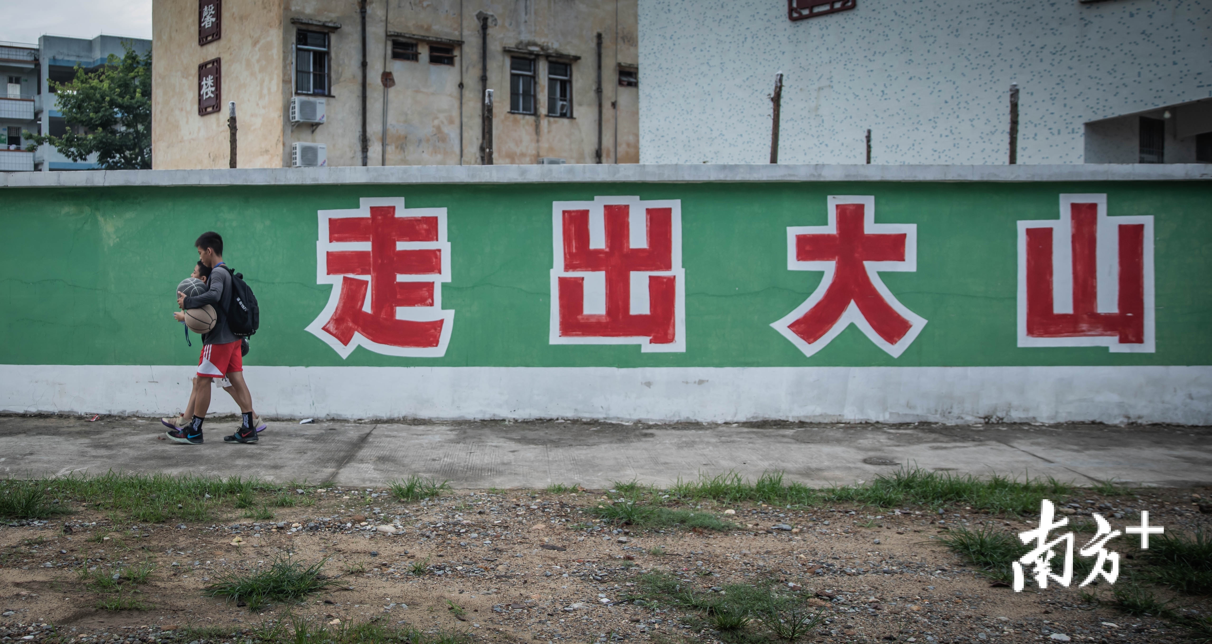 每天上学放学，张家城都会路过外墙的标语。学校希望学生们能通过自己的努力走出大山。