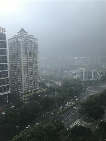 惠州市区江北佳兆业附近，雨势加大。南方+网友陈颗 供图