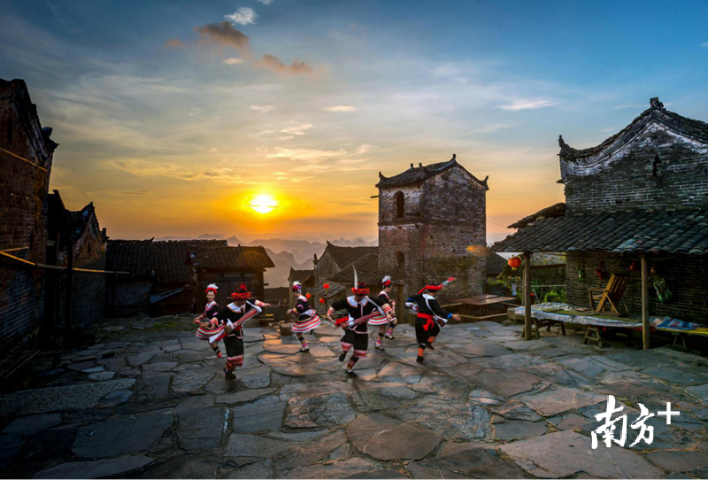 瑶族歌舞是连南瑶族的风情之一，具有悠久的历史渊源。（南方+拍客 李文勇）