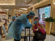 两会vlog | 委员拖着行李来参会，今年两会不一样！