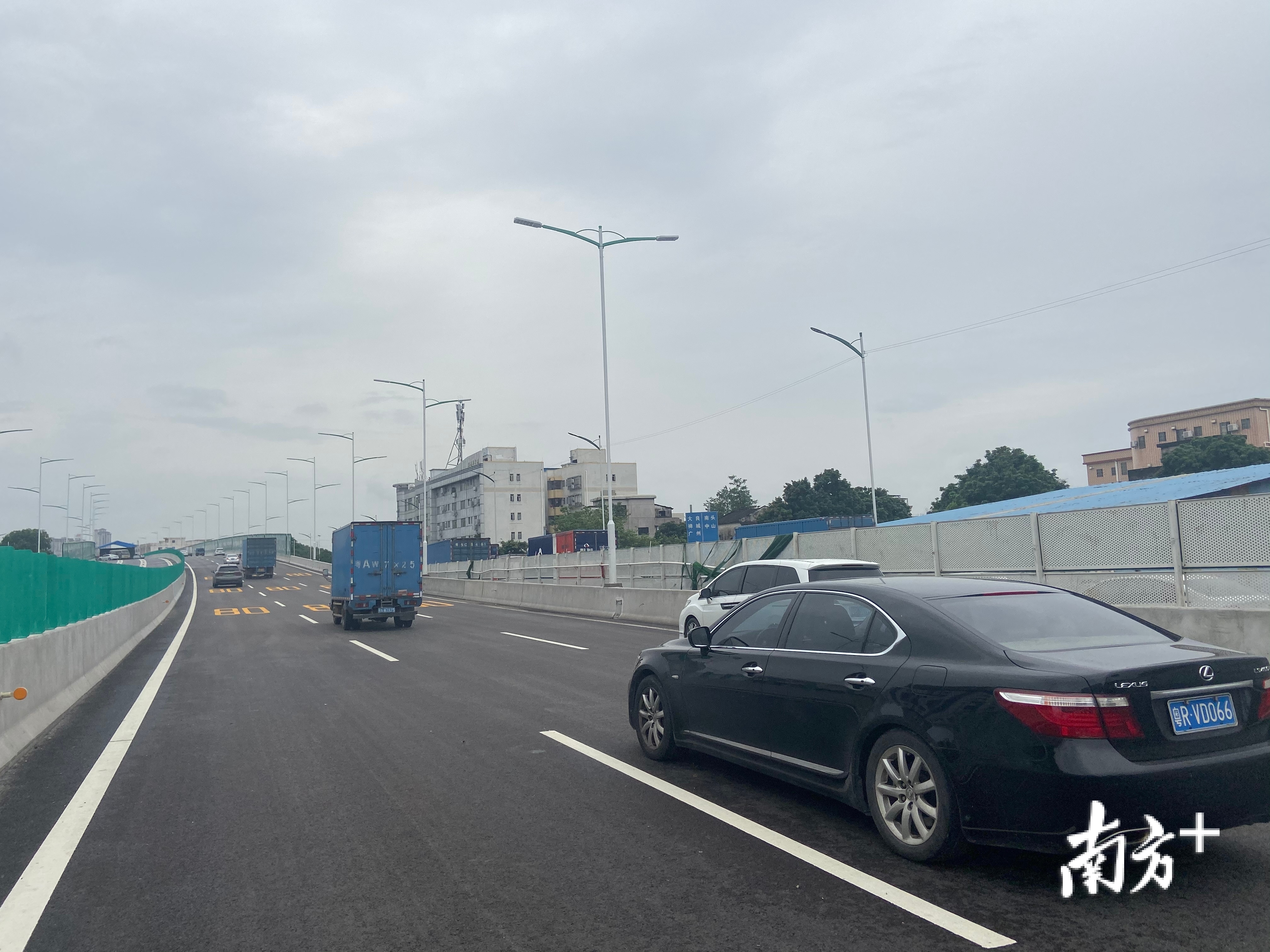 通车后的桂南路口立交主线。 通车后的桂南路口立交主线。