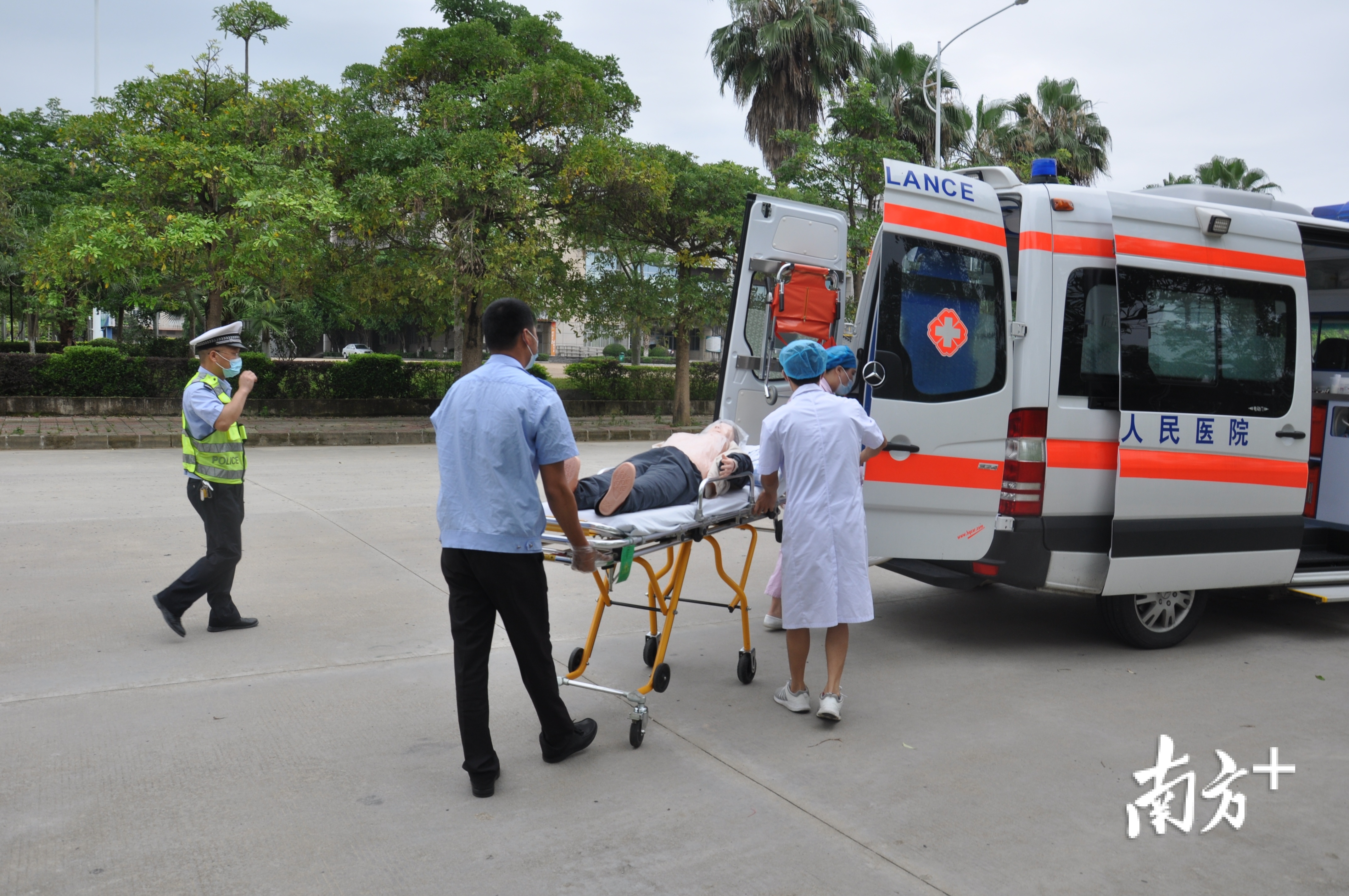 龙门公安联合多部门开展交通事故救援演练