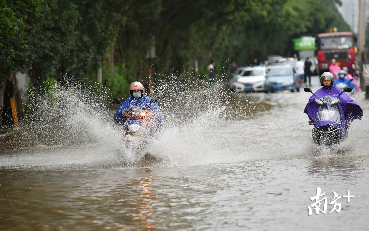 持续更新|暴雨初歇,珠海滩上退潮,清远路面现积水