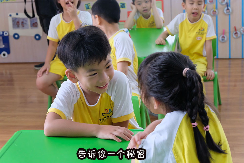 小朋友与小伙伴分享乐事。