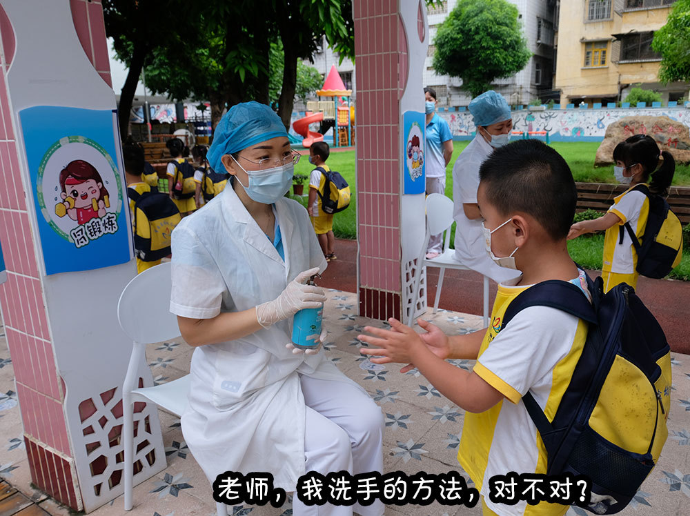 入园后第一步先用免洗洗水液消毒,随后有序排队进入各自班级,进入教室摘除口罩后,再次在老师们的监督指引下用“六步洗手法”洗手。