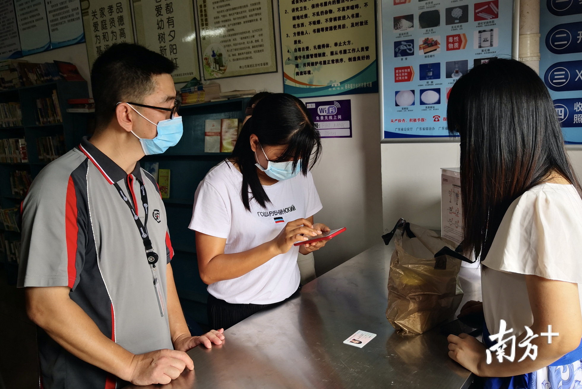 快递企业工作人员在村委会收揽村民寄件。盛正挺 摄