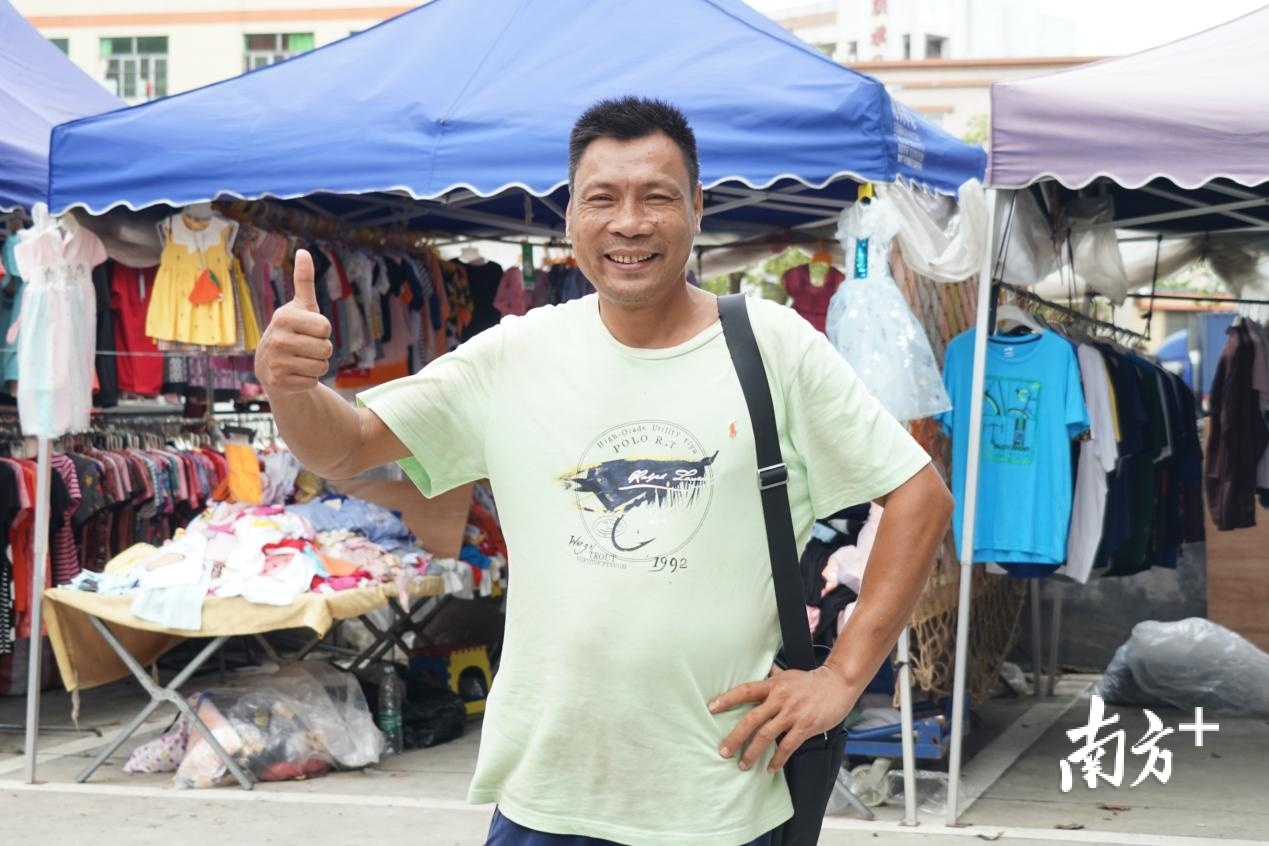 抽签成功获得摊位的摊主开心地对着镜头竖起了大拇指。 抽签成功获得摊位的摊主开心地对着镜头竖起了大拇指。