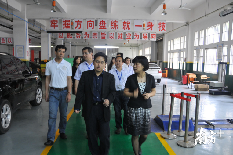 2010年5月20日，东莞市人力资源局组织企业一行参观考察江西蓝天学院实训中心
