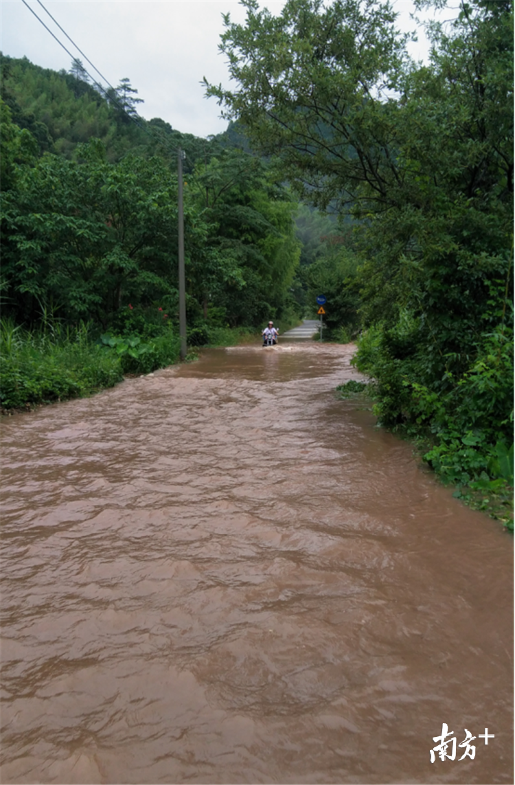 受強降雨雲系影響,連州市瑤安鄉部分道路,橋樑和農田被淹.