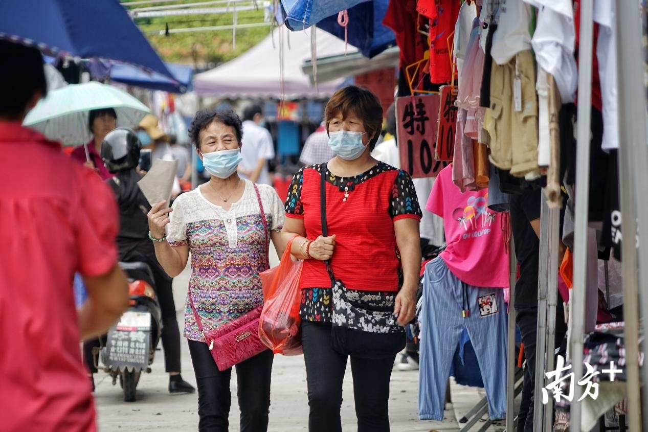 放晴,约上小姐妹一起逛街可不是年轻人的专利。 放晴,约上小姐妹一起逛街可不是年轻人的专利。