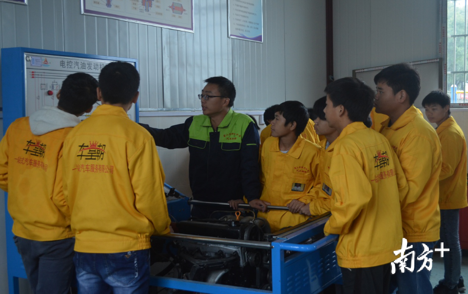 车篁朝汽修班学生在理实一体化教室上课