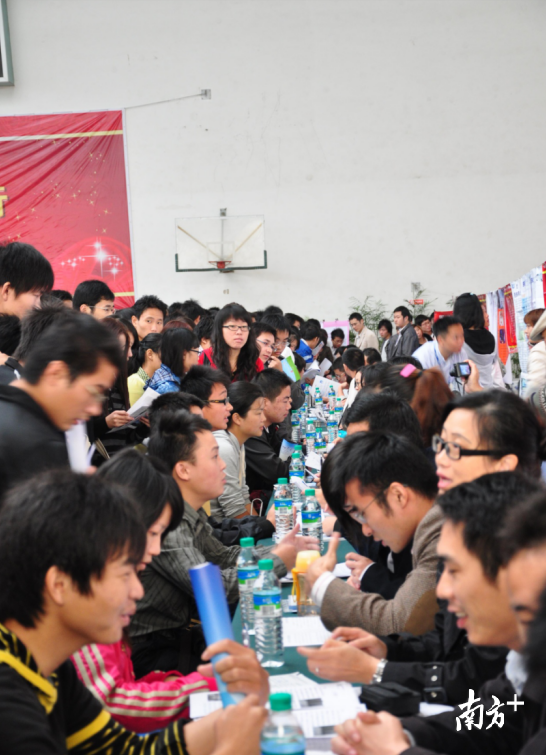 2010年10月，东莞企业，江西蓝天学院招聘会现场