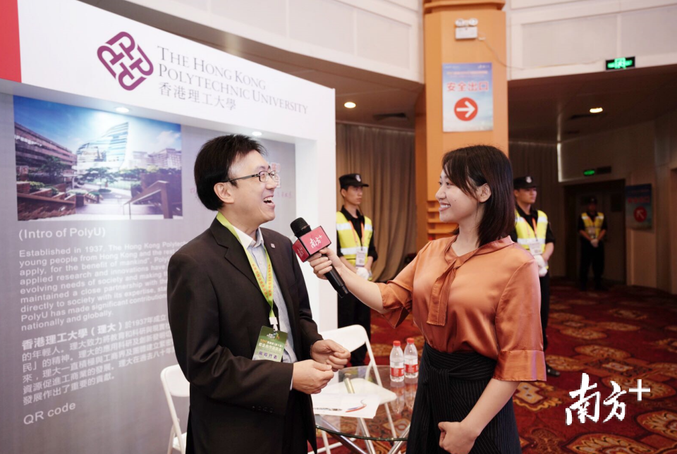 2019年东莞市校企合作洽谈会上，参会的香港理工大学代表接受南方+直播采访