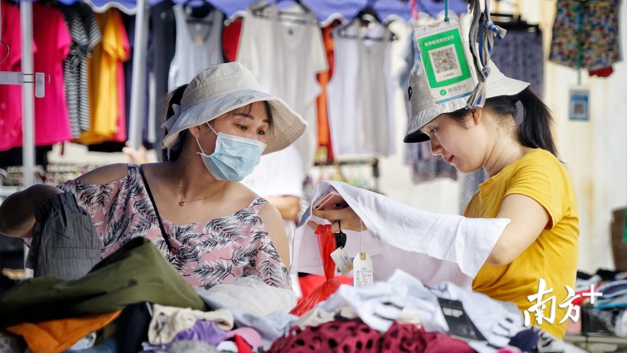 墟市里精挑细选,只为淘到心仪的宝贝。 墟市里精挑细选,只为淘到心仪的宝贝。