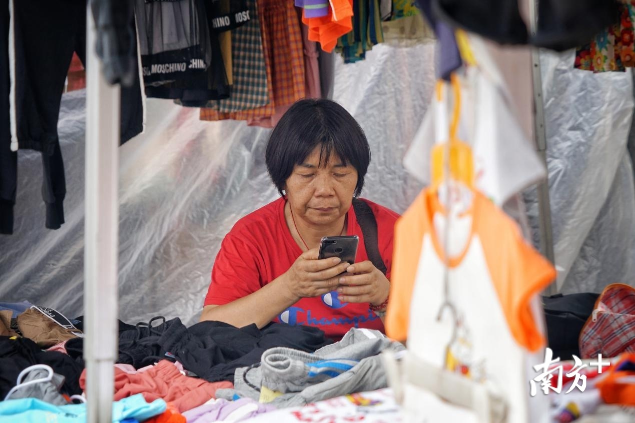 耐心等候顾客的摊主。 耐心等候顾客的摊主。