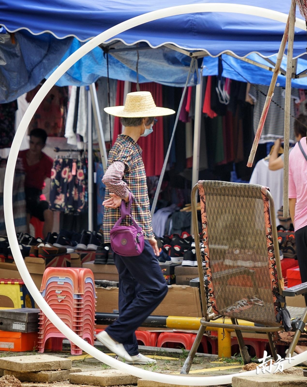 南朗新墟市吸引了不少附近的居民前来赶墟。 南朗新墟市吸引了不少附近的居民前来赶墟。