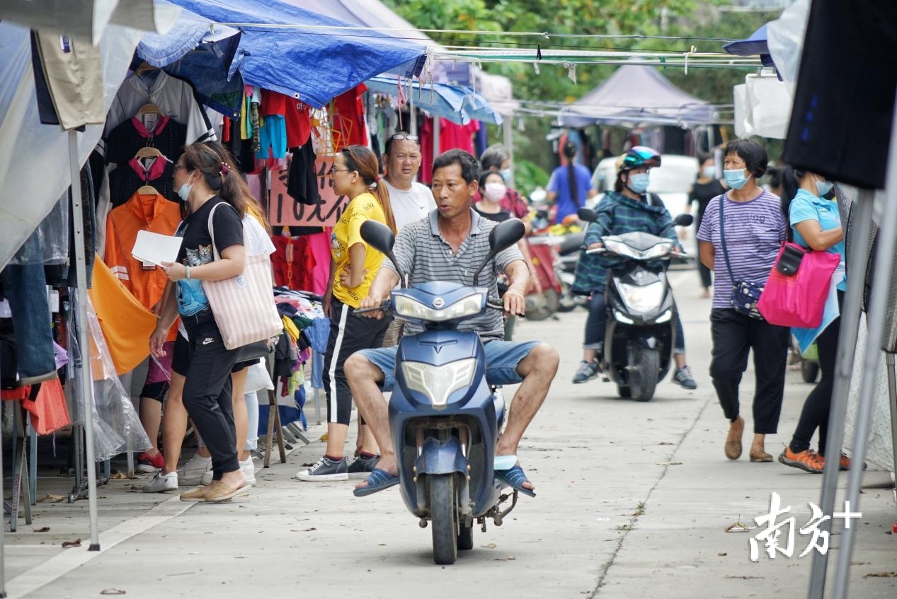 规范管理的南朗新墟市吸引了不少附近的居民前来赶墟。 规范管理的南朗新墟市吸引了不少附近的居民前来赶墟。