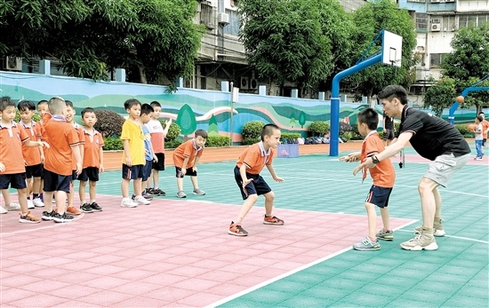 放学后，操场上打场球，很嗨皮！