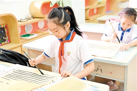 紫茶小学的学生放学后上书法课。