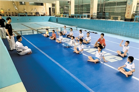 江华小学的学生放学后学习跆拳道。