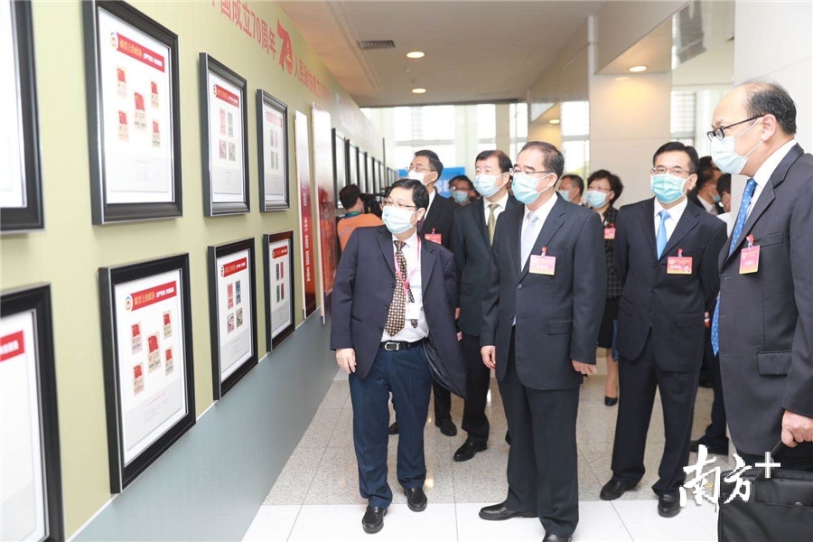 市领导查看会场