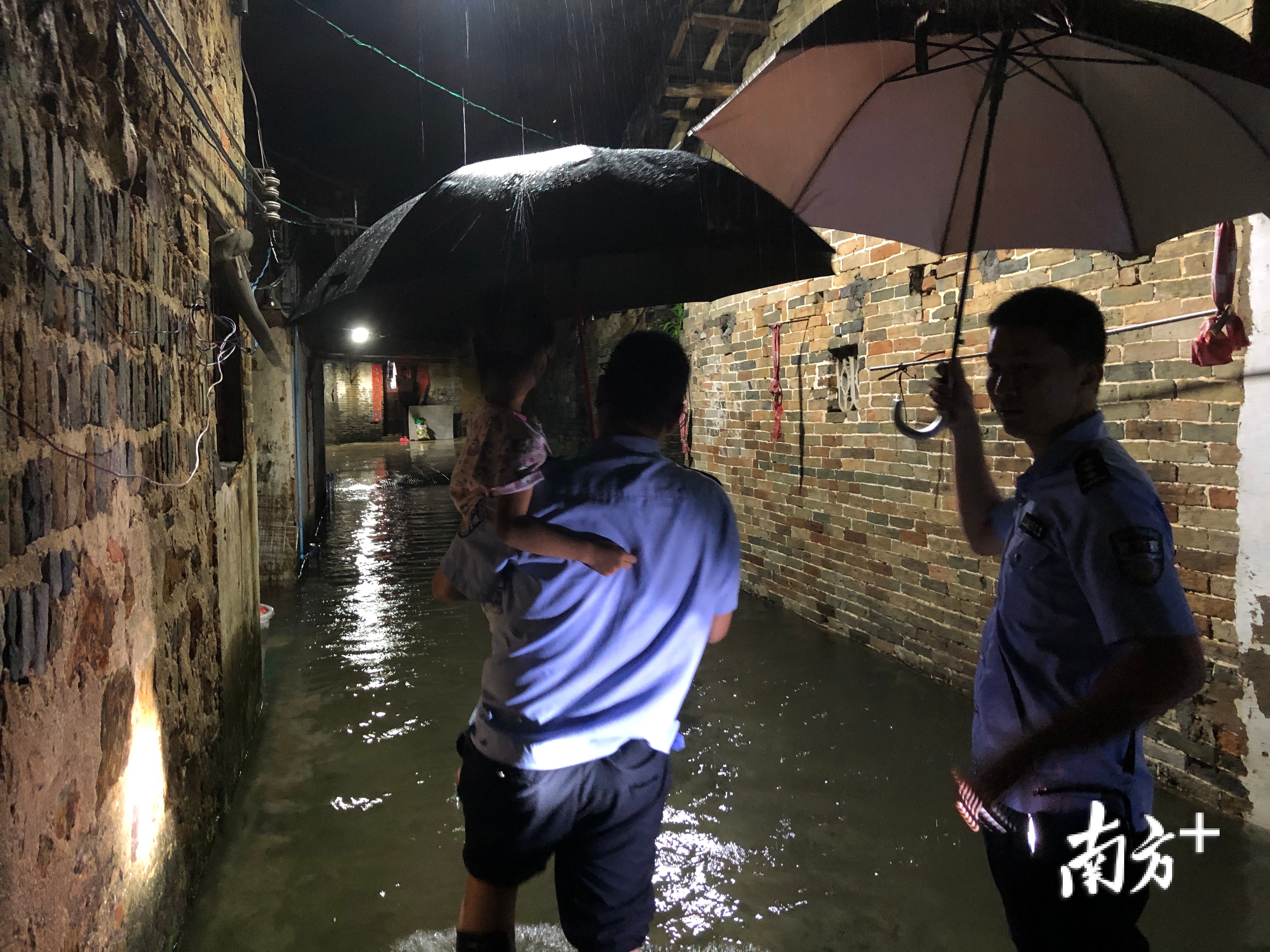 “龙舟水”倾泻,龙门公安民警全力救助受困群众