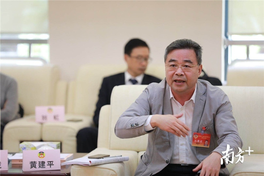 东莞两会专访黄建平希望政府加大扶持本土企业力度
