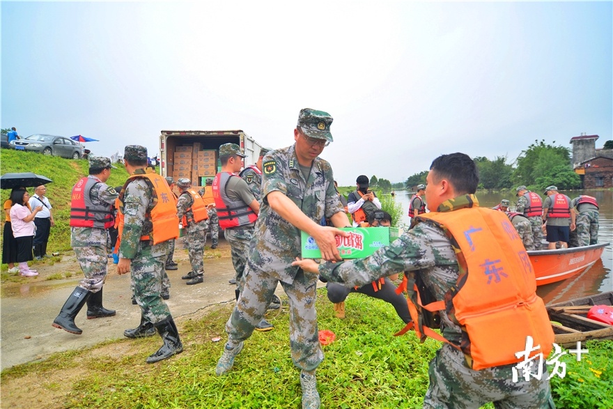 6月10日上午,佛冈民兵应急救援队为龙山镇村民搬运救灾物资.