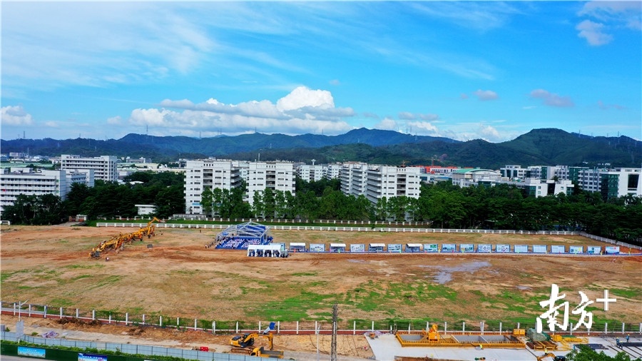 6月3日，黄江镇在黄江北站TOD地块举行百项重大项目集中动工签约仪式。