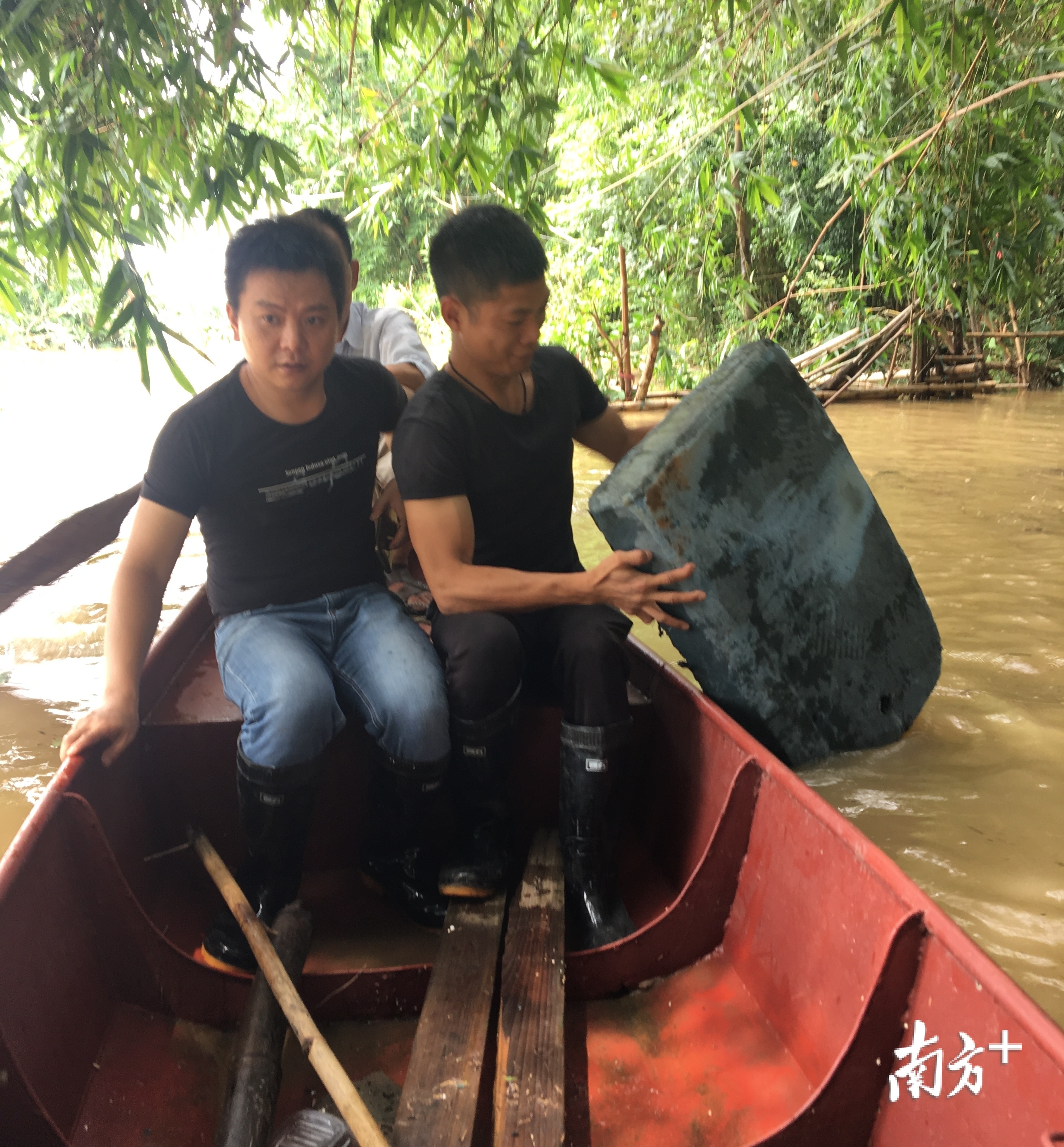 刘寨村委会工作人员正在开展人员转移工作。芦苞镇供图