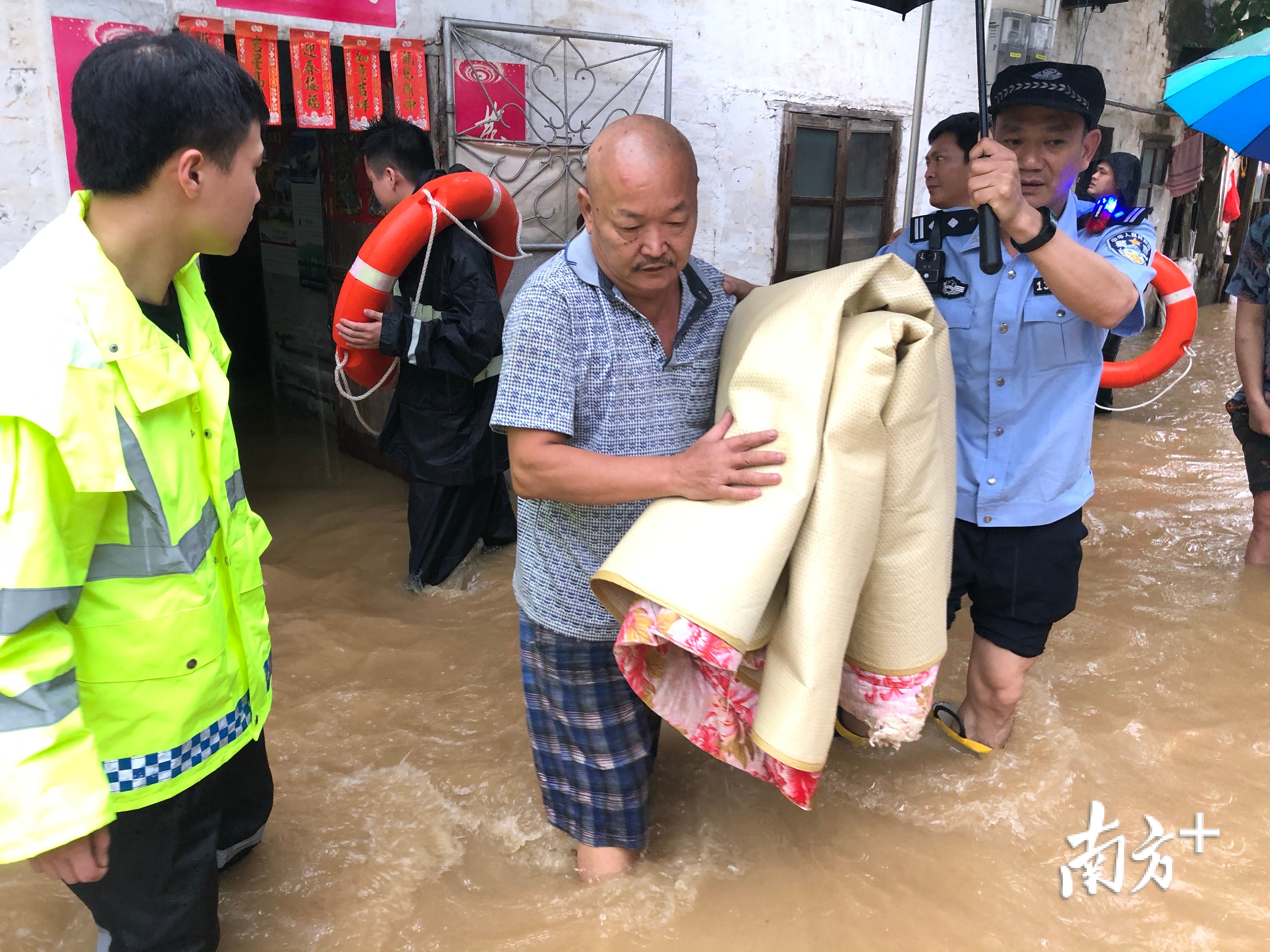 “龙舟水”倾泻,龙门公安民警全力救助受困群众
