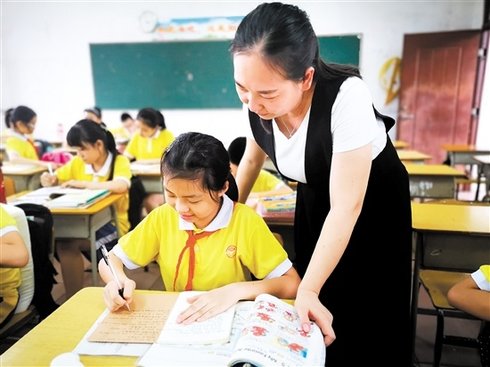 范罗冈小学的学生放学后有老师辅导作业。