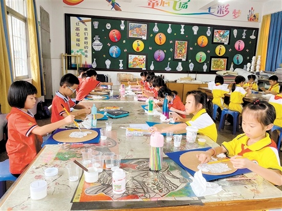 陈白沙小学的学生放学后上美术课。