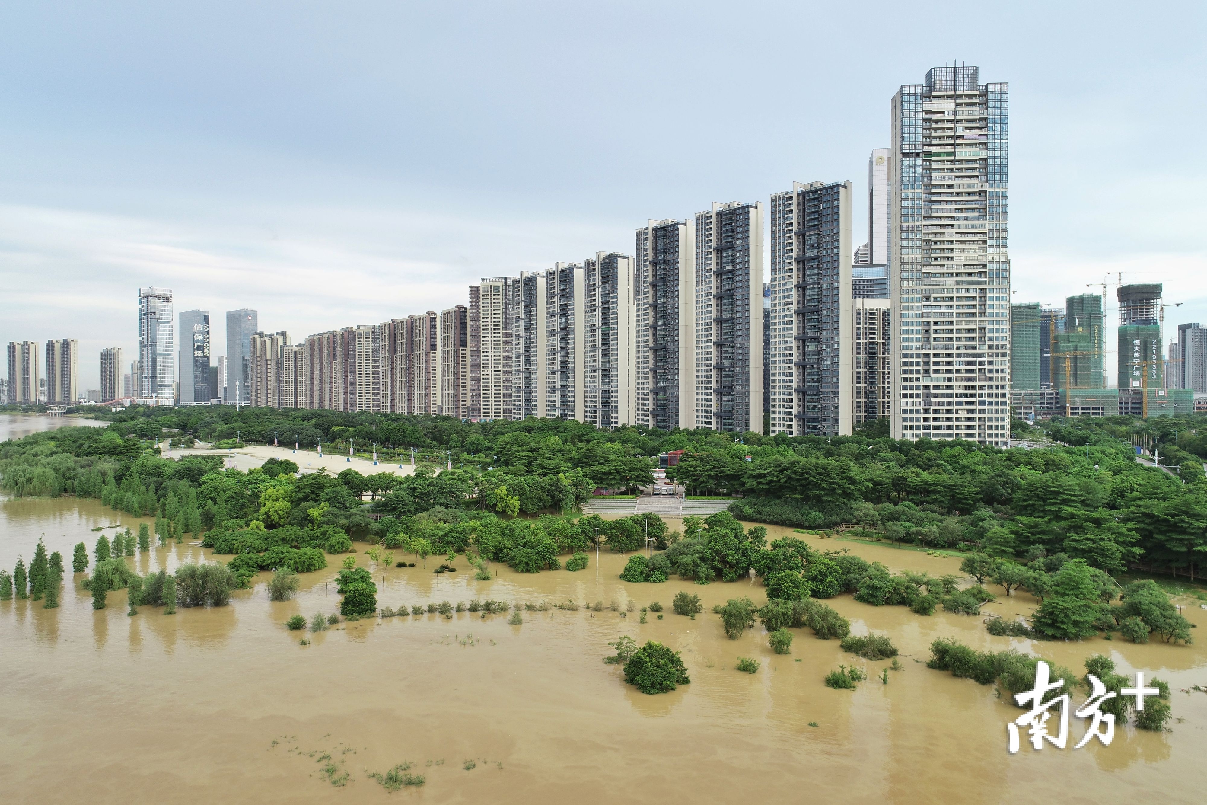 洪峰过境佛山，东平河两岸滨河景观带公园因水位上涨被淹。
